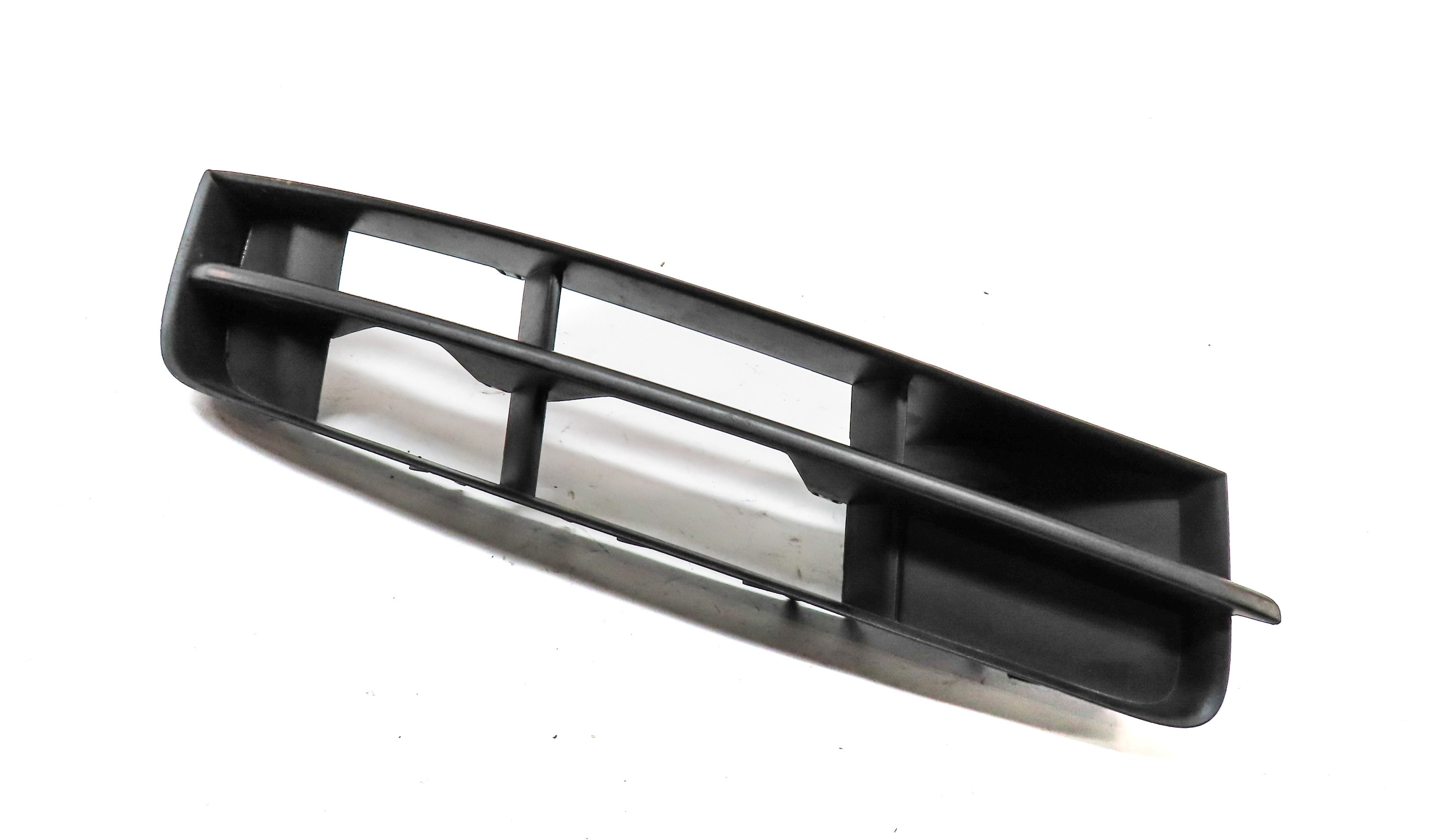 2013 AUDI Q7 (4L) FRONT RIGHT PASSENGER LOWER BUMPER VENT GRILLE TRIM END — exact item pictured